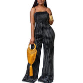 Tragen Sie einen Jumpsuit mit gepunktetem Print und um die Brust gewickelten Hosenträgern